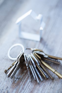 Bir grup eski ahşap yüzeyde metal ev anahtarları aşınmış