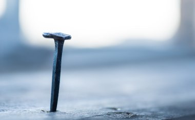 Ahşap tahta penceresi üzerinde eski paslı çivi