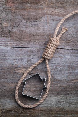 Küçük ev hangman's noose kahverengi ahşap yüzeyi ile çerçeveli