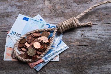 Hangman's noose kahverengi ahşap yüzey üzerinde para ile