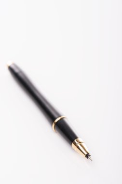 İzole beyaz arka planda siyah eski moda kalem.