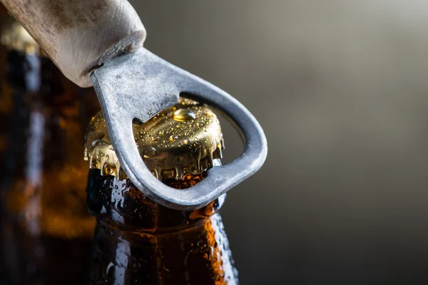 Kahverengi buz soğuk bira şişeleri ile eski açacağı