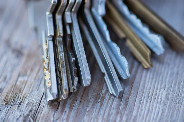 Un tas de vieilles clés usées sur la surface en bois — Photo