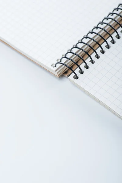 Een lege spiraal schetsboek op de witte tafel — Stockfoto