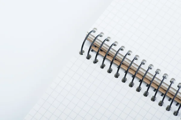 Um caderno em espiral em branco na mesa branca — Fotografia de Stock