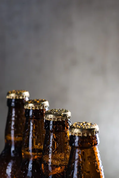 Ijs koud bierflessen met druppels dauw — Stockfoto