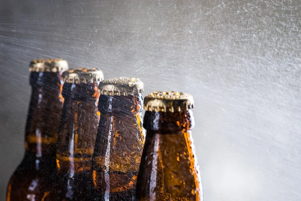 Garrafas de cerveja gelada com gotas de orvalho — Fotografia de Stock