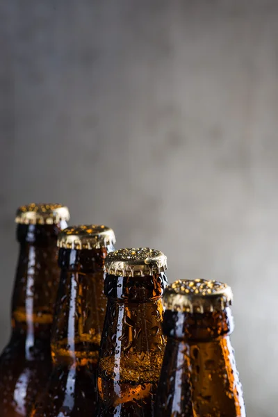 Garrafas de cerveja gelada com gotas de orvalho — Fotografia de Stock