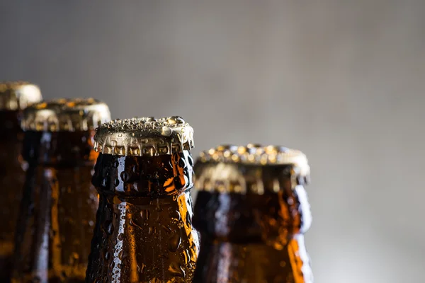 Garrafas de cerveja gelada com gotas de orvalho — Fotografia de Stock