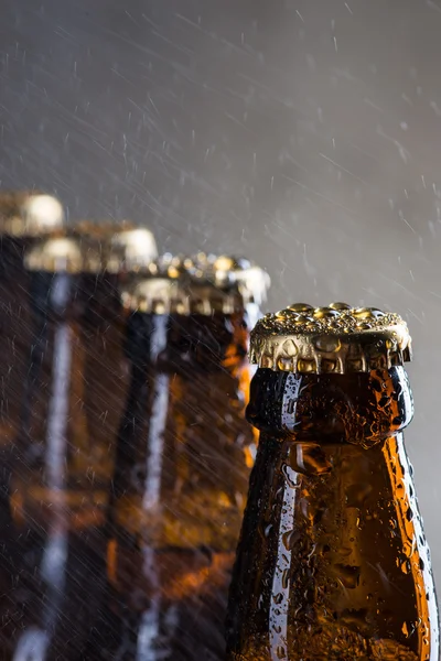 Ice cold ölflaskor med droppar av dagg — Stockfoto