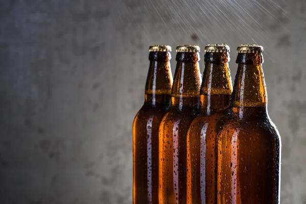 Bottiglie di birra ghiacciata con gocce di rugiada — Foto Stock