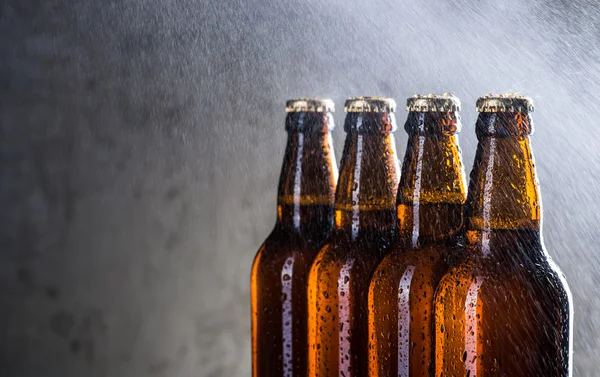 Bouteilles de bière glacée avec gouttes de rosée — Photo