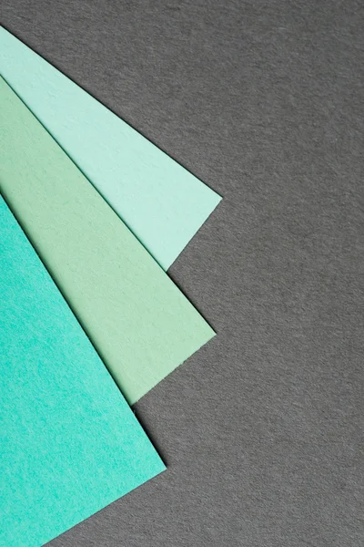 Hoja de papel de color menta sobre el fondo gris — Foto de Stock