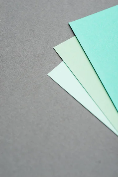 Feuille de papier couleur menthe sur le fond gris — Photo