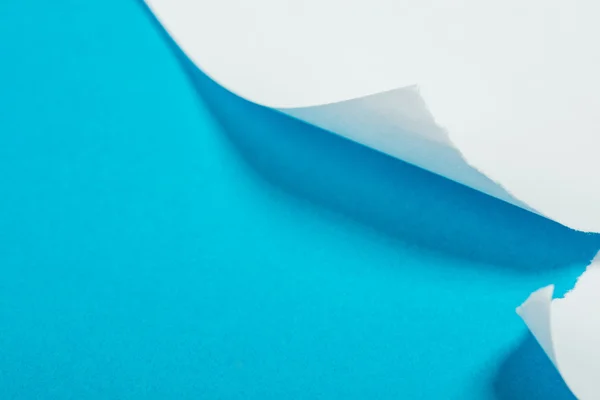 Hojas de papel de color blanco sobre el fondo azul — Foto de Stock