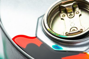 Çelik kimyasal kirliliği sıvı ile beyaz arka plan üzerinde davul.