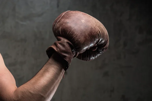 Duro mano maschile caucasico in vecchi guanti da boxe vintage, pronto a combattere — Foto Stock