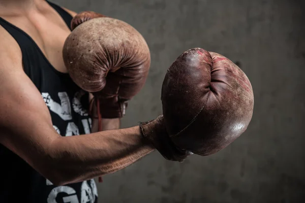 Duro maschio caucasico in vecchi guanti da boxe vintage, pronto a combattere — Foto Stock