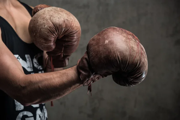 Duro maschio caucasico in vecchi guanti da boxe vintage, pronto a combattere — Foto Stock