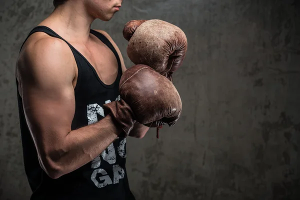 Duro maschio caucasico in vecchi guanti da boxe vintage, pronto a combattere — Foto Stock