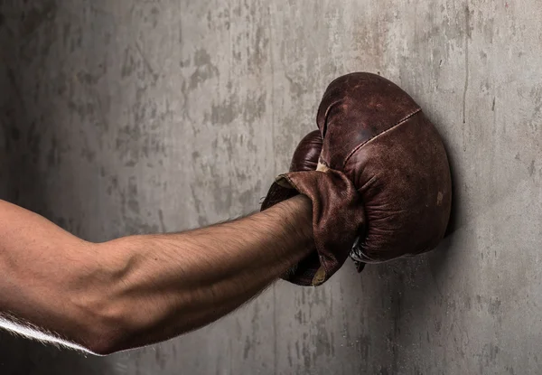 Duro mano maschile caucasico in vecchi guanti da boxe vintage, pronto a combattere — Foto Stock