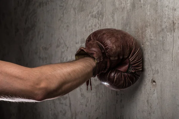 Duro mano maschile caucasico in vecchi guanti da boxe vintage, pronto a combattere — Foto Stock