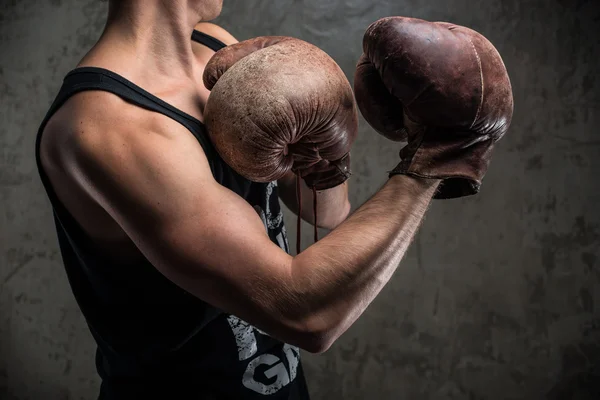 Duro maschio caucasico in vecchi guanti da boxe vintage, pronto a combattere — Foto Stock