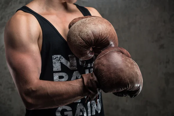 Tough caucasian male in old vintage boxing gloves, ready to fight — Φωτογραφία Αρχείου