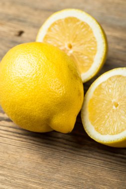 Ahşap masa üzerinde taze ve sulu limon