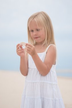 Kumsalda güzel bir genç kız