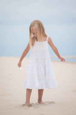 Kumsalda güzel bir genç kız