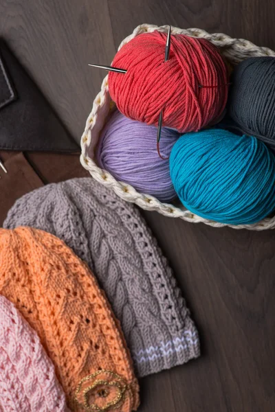Cappelli a maglia fatti a mano con accessori per maglieria — Foto Stock