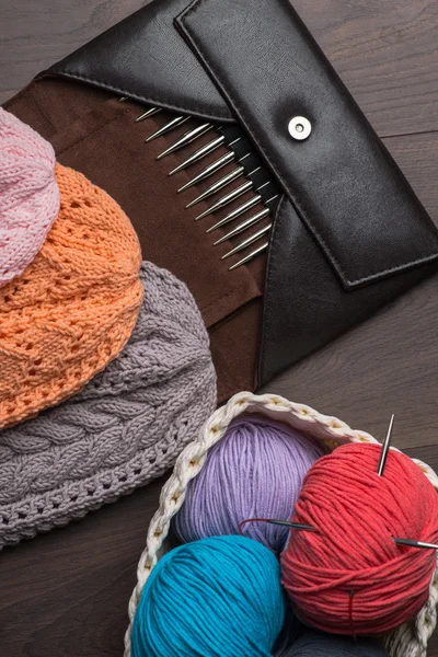 Handmade knitted hats with knitting accessories — 图库照片