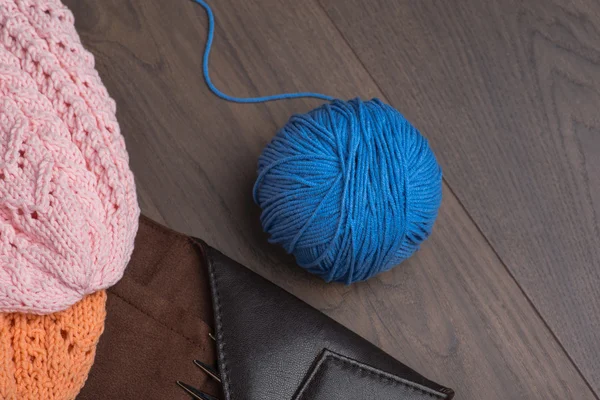 Handmade knitted hats with knitting accessories — Stockfoto