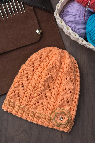 Handmade knitted hat with knitting accessories — 图库照片