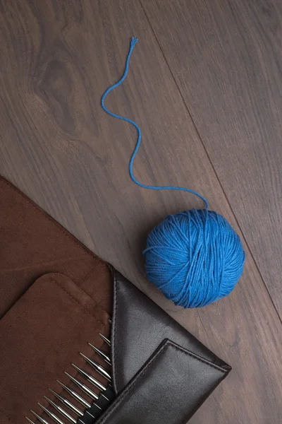 Vintage clutch with knitting accessories — Stockfoto