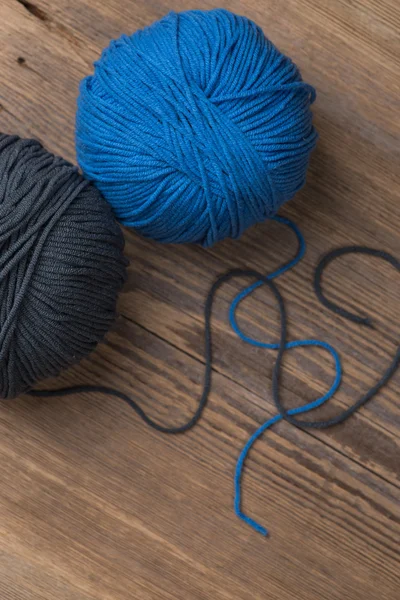 Two balls of knitting yarn on wooden surface — Stockfoto