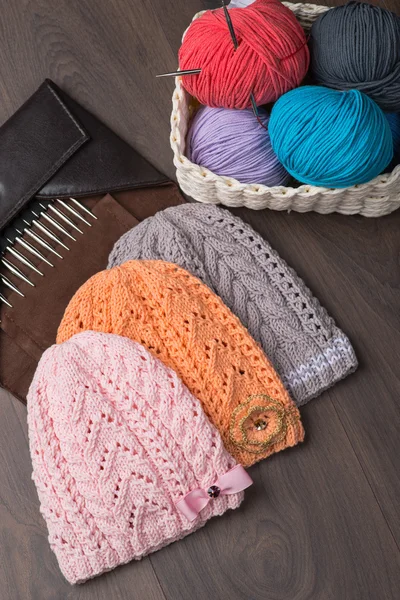 Cappelli a maglia fatti a mano con accessori per maglieria — Foto Stock