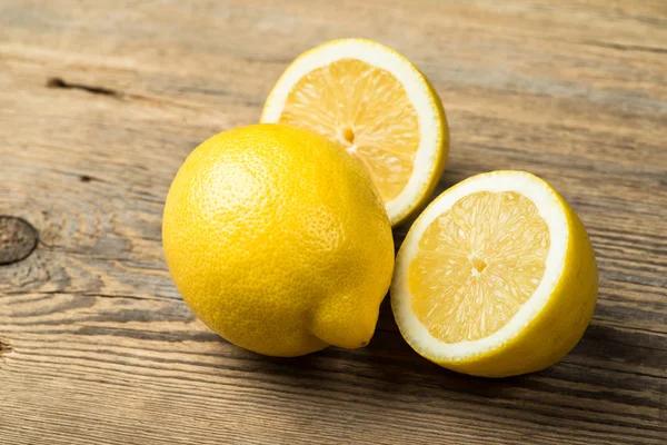 Limões frescos e suculentos na mesa de madeira — Fotografia de Stock