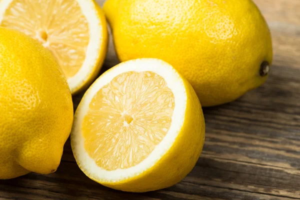 Кілька свіжих і соковитих лимонів на дерев'яному столі — стокове фото