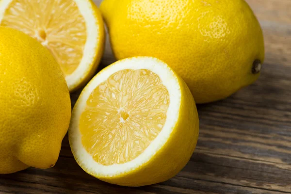 Свіжі та соковиті лимони на дерев'яному столі — стокове фото