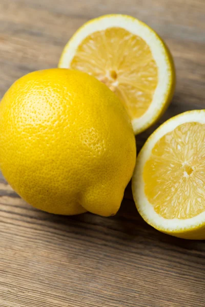 Limones frescos y jugosos sobre mesa de madera — Foto de Stock