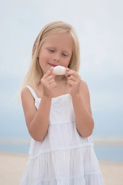 Schöne junge Mädchen am Strand — Stockfoto