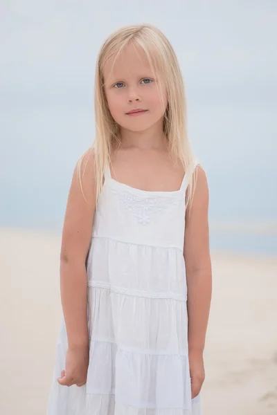 美丽的小女孩在海滩上 — 图库照片