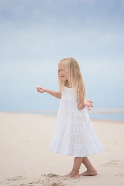Schöne junge Mädchen am Strand — Stockfoto