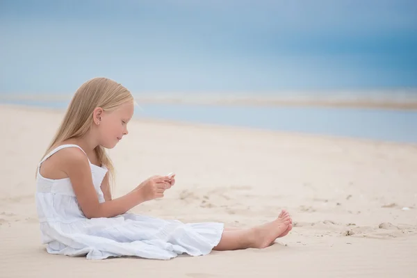 Schöne junge Mädchen am Strand — Stockfoto