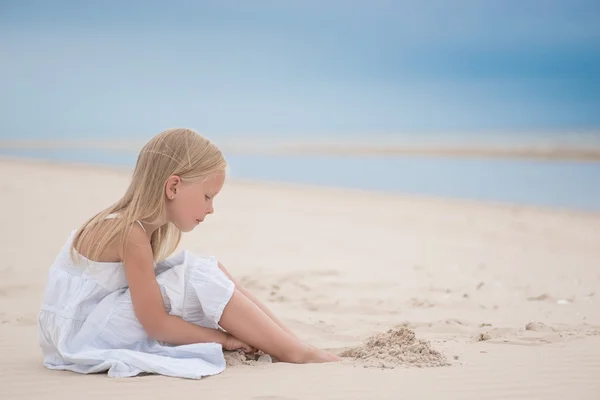 Schöne junge Mädchen am Strand — Stockfoto