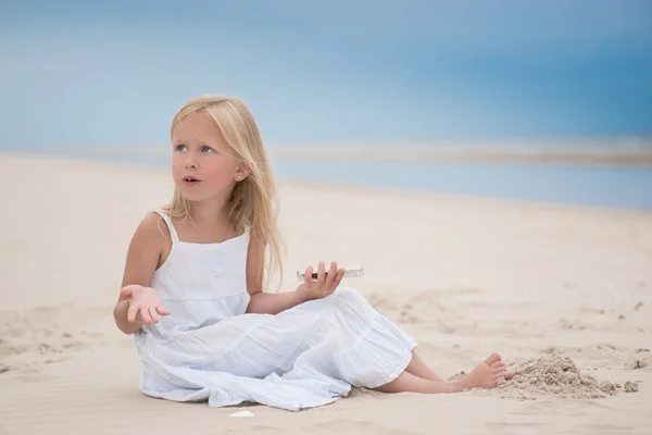 Mooi jong meisje op het strand — Stockfoto