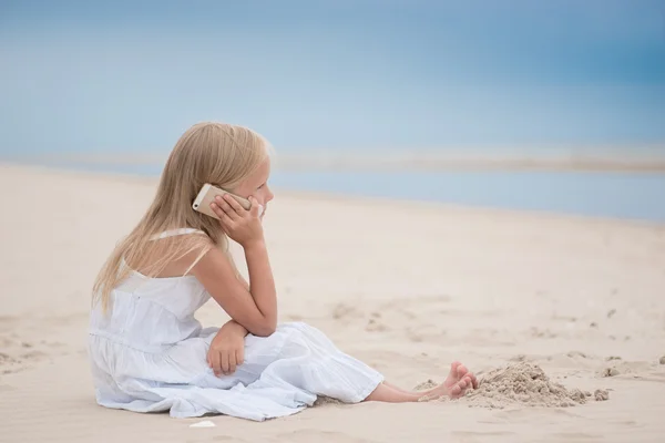 Schönes junges Mädchen telefoniert am Meer — Stockfoto