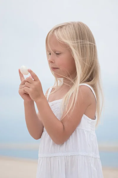 Schöne junge Mädchen am Strand — Stockfoto